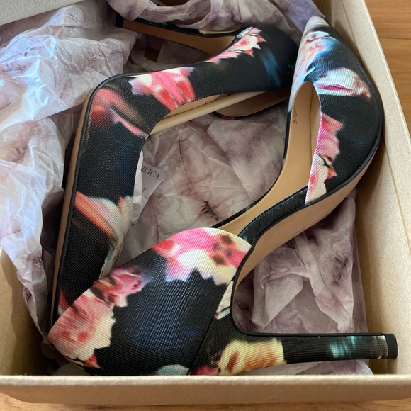 Jessica Simpson Claudette Heels - Picture 2 of 4